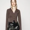 Nly by Nelly EFFORTLESS BUTTON - Hemdbluse in Braun für Damen | Elegante Damenbluse -Nly by Nelly Verkaufsladen 068ea8dffbd74fc2b0f10c0a7784d468
