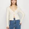 Nly by Nelly BUTTON DOWN CARDIGAN - Strickjacke in Creme für Damen | Elegante Strickmode -Nly by Nelly Verkaufsladen 09f9e02c23f449c4a57c7c26317c3bf5