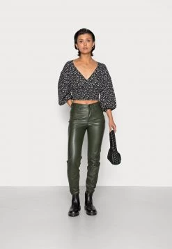 Nly by Nelly Smocked Waist Bluse - Bluse mit Blumenmuster für Damen -Nly by Nelly Verkaufsladen 0f18e86de88b463b816e0a9211a662f3