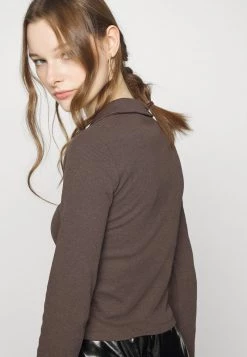 Nly by Nelly EFFORTLESS BUTTON - Hemdbluse in Braun für Damen | Elegante Damenbluse -Nly by Nelly Verkaufsladen 10c76848f8a1498bb445418555c7ea34