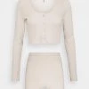 Nly by Nelly Strickjacke Creme - Elegantes Cardigan Set für Damen -Nly by Nelly Verkaufsladen 116a1f9229374ee4938ec293f858c79c