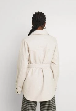 Nly by Nelly MY DEAREST SHACKET - Kurzmantel in Light Beige für Damen | Stilvoller Übergangsjacke -Nly by Nelly Verkaufsladen 16c6f04ba2a5459c9a0d31be196b8a92