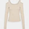 Nly by Nelly COLD SHOULDER TOP - Langarmshirt in Beige für Damen | Modisches Langarmshirt mit Schulterausschnitt -Nly by Nelly Verkaufsladen 27b8432f29ef41089c385b97e331a1da