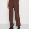 Nly by Nelly PERFECT SLOUCHY PANTS - Bequeme Jogginghose für Damen in Braun -Nly by Nelly Verkaufsladen 2f068986b39d48c0b15b025cbca2ba2e