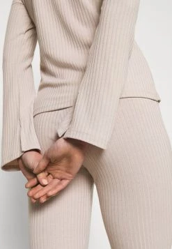 Nly by Nelly FLIRTY SET - Stoffhose in Greige für Damen | Bequeme und stylische Stoffhose -Nly by Nelly Verkaufsladen 3c67f406087241b4a285d7a93da0a248