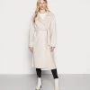 Nly by Nelly CLEAN BELTED COAT - Klassischer Damenmantel in Beige -Nly by Nelly Verkaufsladen 3d13526681b34ab68614563b67f88bf4