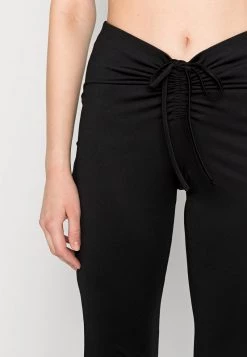 Nly by Nelly STRAP PANTS - Stoffhose in Schwarz für Damen | Bequeme und stylische Hose -Nly by Nelly Verkaufsladen 47ad0c8d0eb749e782b98897ccbced1a