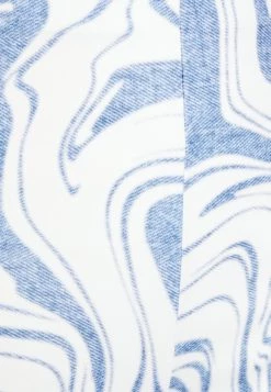 Nly by Nelly PRINT STRAIGHT PANT - Leichte Denim-Stoffhose für Damen in Hellblau -Nly by Nelly Verkaufsladen 4a8f9882f6714a9db43fd177ab0681d9