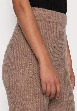 Nly by Nelly COMFY PANTS - Bequeme Stoffhose für Damen in Taupe -Nly by Nelly Verkaufsladen 4e7037e579ca471cb93d8eac55c115f1