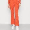 Nly by Nelly SPACE PANTS - Stoffhose in Rot/Orange für Damen | Bequeme Freizeithose -Nly by Nelly Verkaufsladen 55739e4ad02f41248a52462535527591