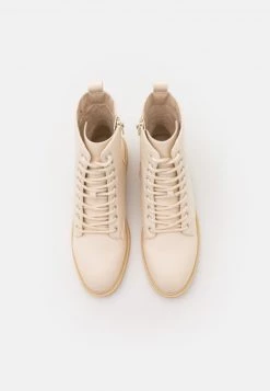 Nly by Nelly Lace Up Flat Boot - Schnürstiefelette in Creme - Damen -Nly by Nelly Verkaufsladen 599ad7c910494e7fa0e3e665d9dd528b