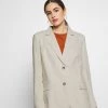 Nly by Nelly LOOSE - Kurzmantel in Beige für Damen | Elegante Jacke für jeden Anlass -Nly by Nelly Verkaufsladen 5c4221cc35e141f4a9a73a2e995da2ac