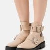 Nly by Nelly CHUNKY BUCKLE BOOT - Plateaustiefelette in Beige für Damen | Trendige Cowboystiefeletten -Nly by Nelly Verkaufsladen 61188527b4294cd5af766d079f9c75a6