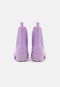 Nly by Nelly EVERYDAY CHELSEA BOOT - Gummistiefel Damen in Lavender | Stylische Regenstiefel für jeden Tag -Nly by Nelly Verkaufsladen 6e2bfd0a6ffe4014922a16e859f1f2d9