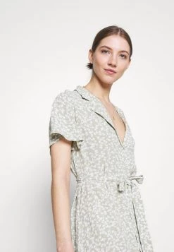 Nly by Nelly EVERYDAY DRESS - Blusenkleid - Grün Blumenmuster, Damen | Bequemes Alltagskleid -Nly by Nelly Verkaufsladen 6ee84b1b73714d0ab22cf213dc5569ea