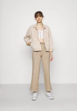 Nly by Nelly OFF TOPIC Stoffhose Beige - Bequeme Damen-Hose für jeden Anlass -Nly by Nelly Verkaufsladen 78e765c906dc4ffba96f5efb68f8c752