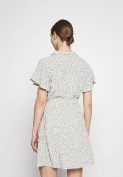 Nly by Nelly EVERYDAY DRESS - Blusenkleid - Grün Blumenmuster, Damen | Bequemes Alltagskleid -Nly by Nelly Verkaufsladen 81d81f78fef141d280cbae2d71b9cac5
