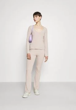 Nly by Nelly FLIRTY SET - Stoffhose in Greige für Damen | Bequeme und stylische Stoffhose -Nly by Nelly Verkaufsladen 8ea6e86878f04b3eb3252b959a020001