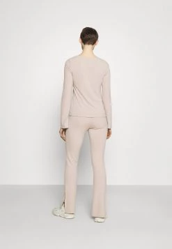Nly by Nelly FLIRTY SET - Stoffhose in Greige für Damen | Bequeme und stylische Stoffhose -Nly by Nelly Verkaufsladen 8ea8927f317a42bfb333633e0b4fd7c6