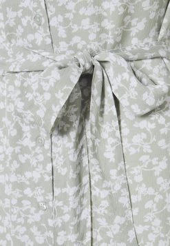 Nly by Nelly EVERYDAY DRESS - Blusenkleid - Grün Blumenmuster, Damen | Bequemes Alltagskleid -Nly by Nelly Verkaufsladen 95ce657b73f644439e43bc470b224323