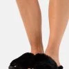 Nly by Nelly FLUFFY FLAT - Bequeme Flache Pantoletten für Damen in Schwarz -Nly by Nelly Verkaufsladen 9cbf962e3a2045788b8a162763cebf6a