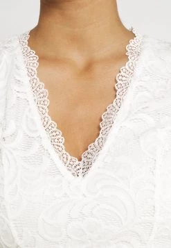 Nly by Nelly SCALLOPED DRESS - Weißes Cocktailkleid mit Rüschendetails - Festliches Damenkleid -Nly by Nelly Verkaufsladen ad8b612cfd4f413a9dcb82fc1e9a8d5b