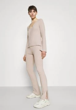 Nly by Nelly FLIRTY SET - Stoffhose in Greige für Damen | Bequeme und stylische Stoffhose -Nly by Nelly Verkaufsladen b619aae521264a1e94c74fc51c168ad6