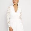 Nly by Nelly SCALLOPED DRESS - Weißes Cocktailkleid mit Rüschendetails - Festliches Damenkleid