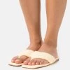 Nly by Nelly CURLY FLAT - Zehentrenner in Peach für Damen | Bequeme Sandalen für den Sommer