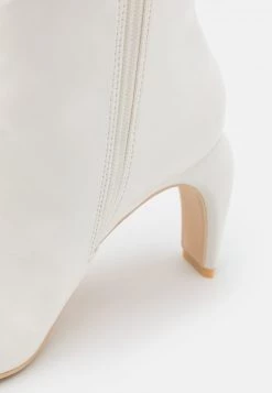 Nly by Nelly NEXT LEVEL BOOT - Weiße Damen Stiefel - Klassische Stiefel -Nly by Nelly Verkaufsladen c82948e1df7b45e8b76f8a930fc8592a