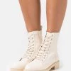 Nly by Nelly Lace Up Flat Boot - Schnürstiefelette in Creme - Damen -Nly by Nelly Verkaufsladen cffeff2e03684f8a9b25698a45cc27ec