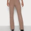 Nly by Nelly COMFY PANTS - Bequeme Stoffhose für Damen in Taupe -Nly by Nelly Verkaufsladen d0ddcd3904804628bc80ff5af3ec0820