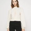Nly by Nelly KEYHOLE FRONT Langarmshirt - Champagne für Damen | Elegantes Langarmshirt mit Keyhole-Detail -Nly by Nelly Verkaufsladen d9869e909bf842e3af42e258d08353db