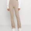 Nly by Nelly CHILL DAY PANTS - Bequeme Stoffhose für Damen in Nougat -Nly by Nelly Verkaufsladen dbfd3b826a764964bb37744b8d72399d