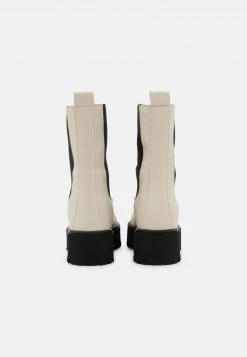 Nly by Nelly CLEAN BOOT PLAIN SOLE - Plateaustiefel Damen in Beige | Trendige Plateauabsätze -Nly by Nelly Verkaufsladen e0850cb0cdcf42abb144f95aaf8c0889