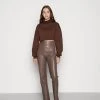 Nly by Nelly Damen CROPPED TURTLENECK Sweatshirt - Braun | Bequem & Stilvoll -Nly by Nelly Verkaufsladen fffe27f10f864333aae5f1abd60e9e03
